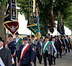 Fahnenabordnungen beim Primizzug